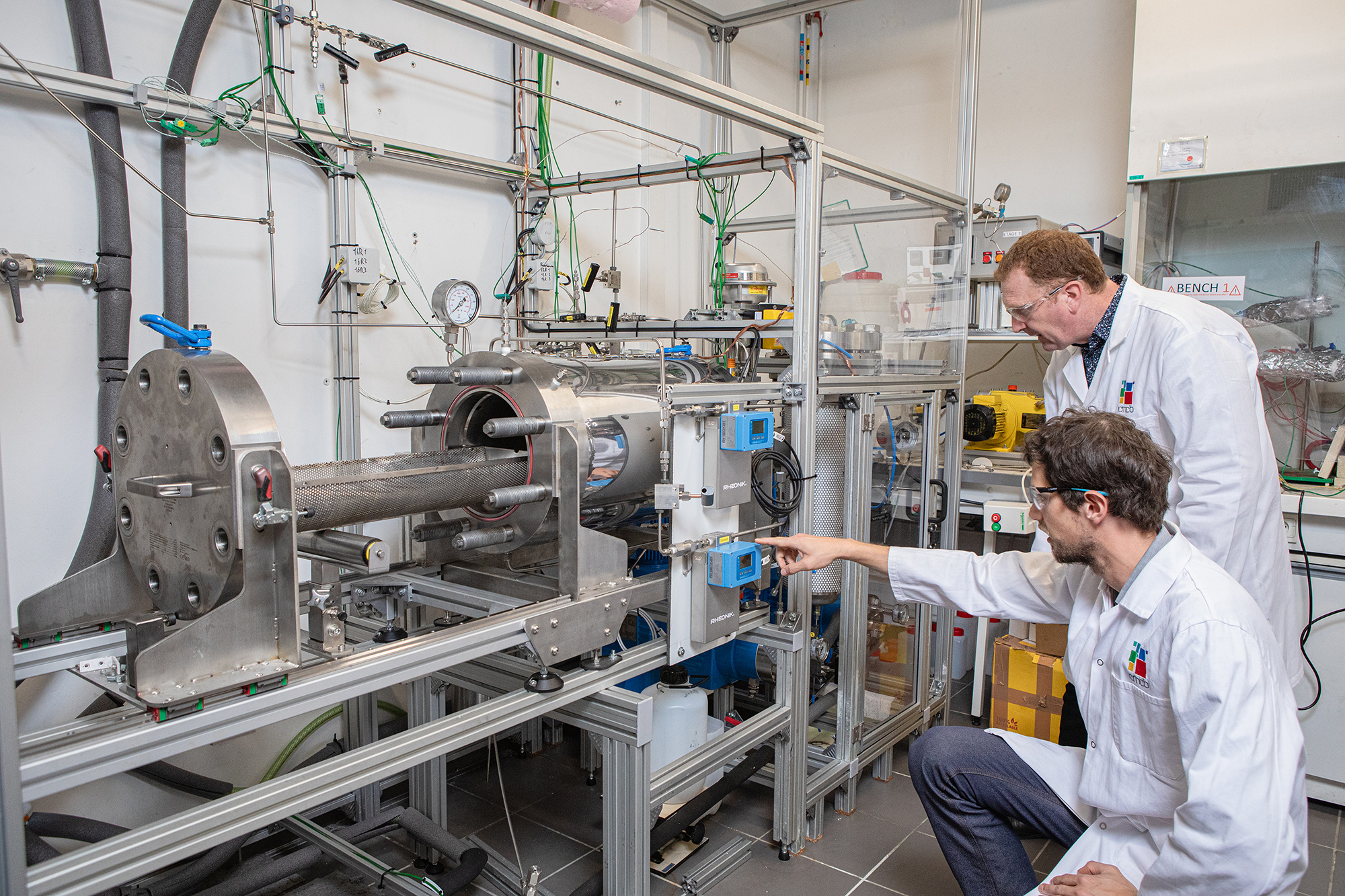 C.Aymonier devant le dispositif de recyclage de la start-up IDELAM. © Frédérique PLAS - CNRS Images 